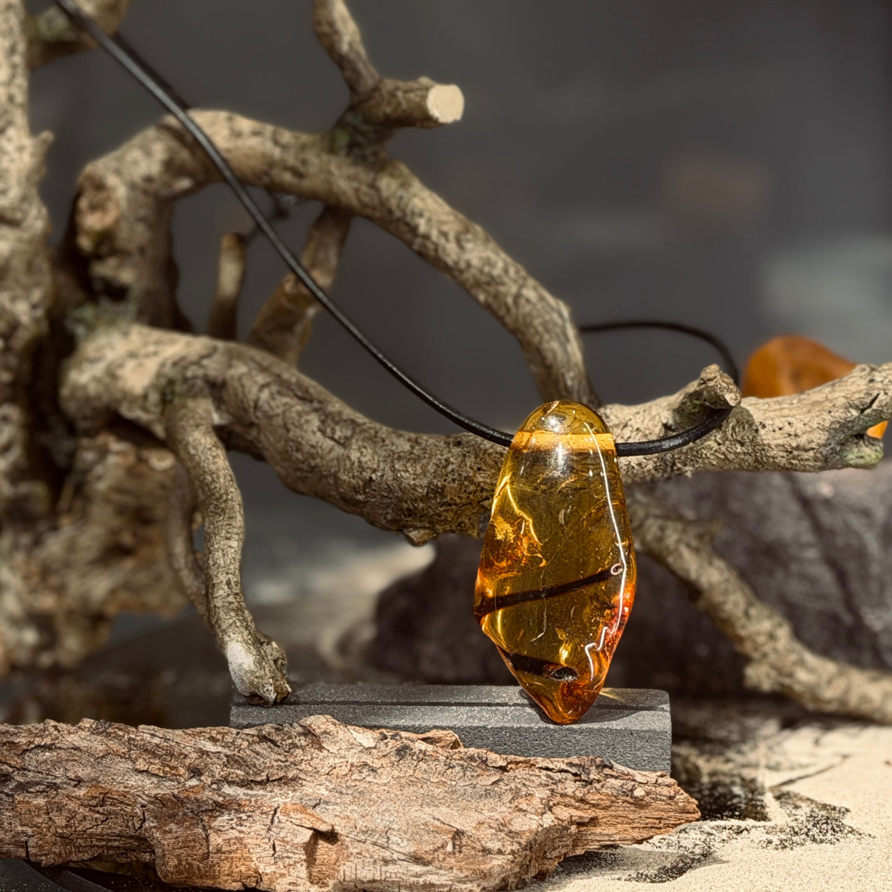 DZINTARA kuloni ādas aukliņā