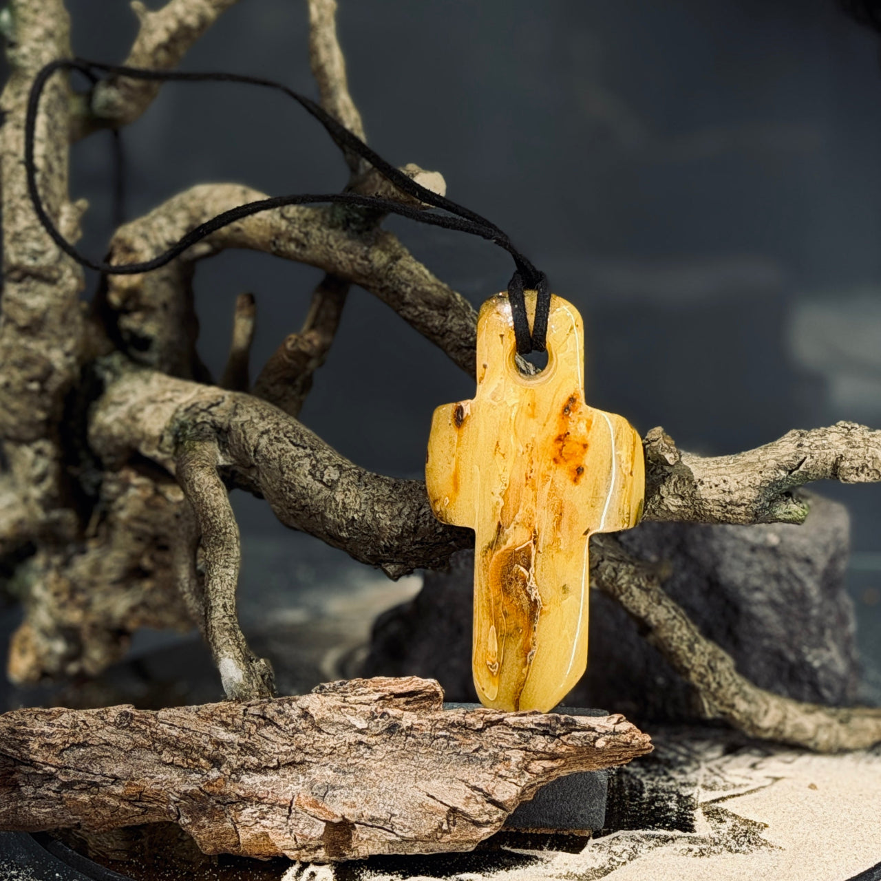 DZINTARA kuloni ādas aukliņā