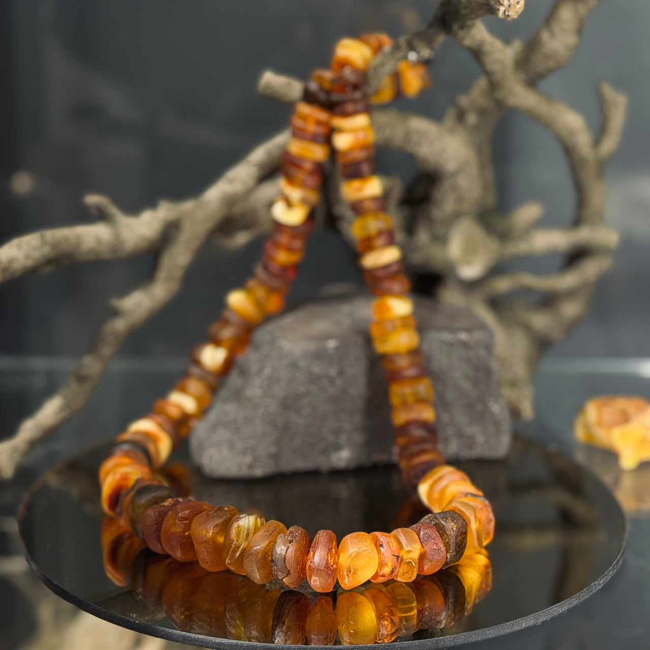 Neapstrādāta dzintara krelles