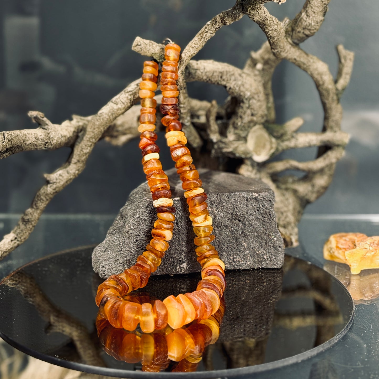 Neapstrādāta dzintara krelles