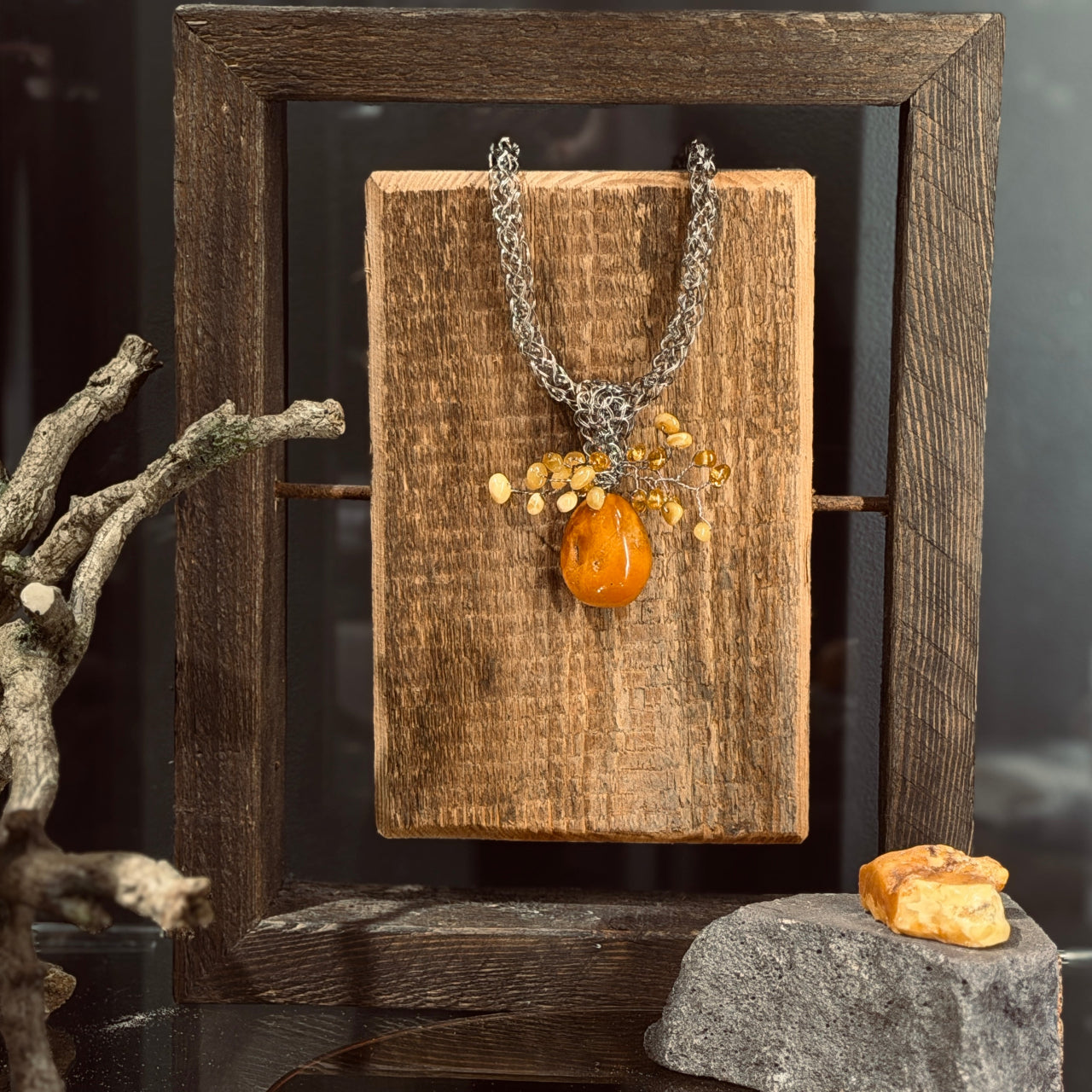 Dzintara rotas tērauda adījumā