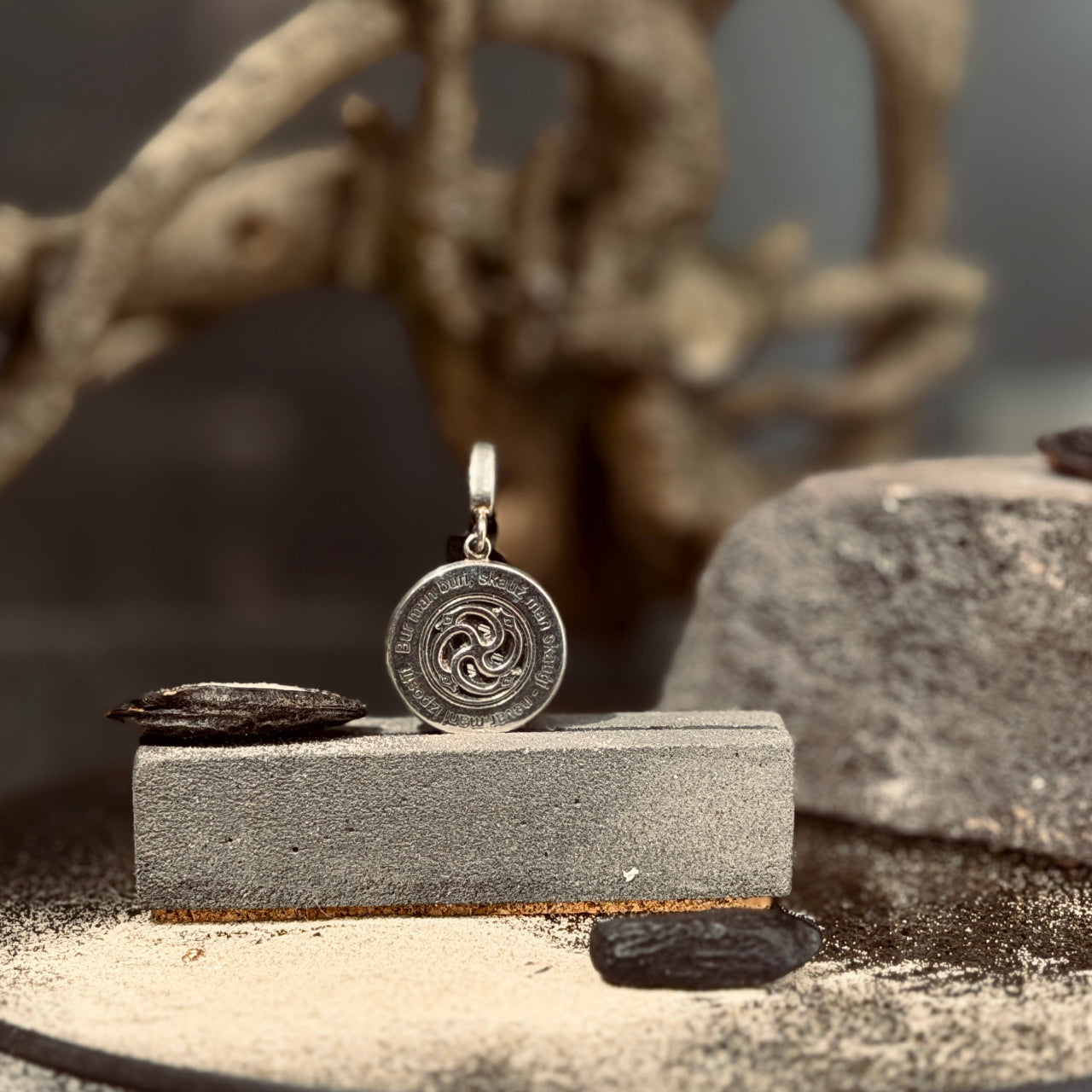 Divpusējs sudraba kulons ar SPĒKA VĀRDIEM