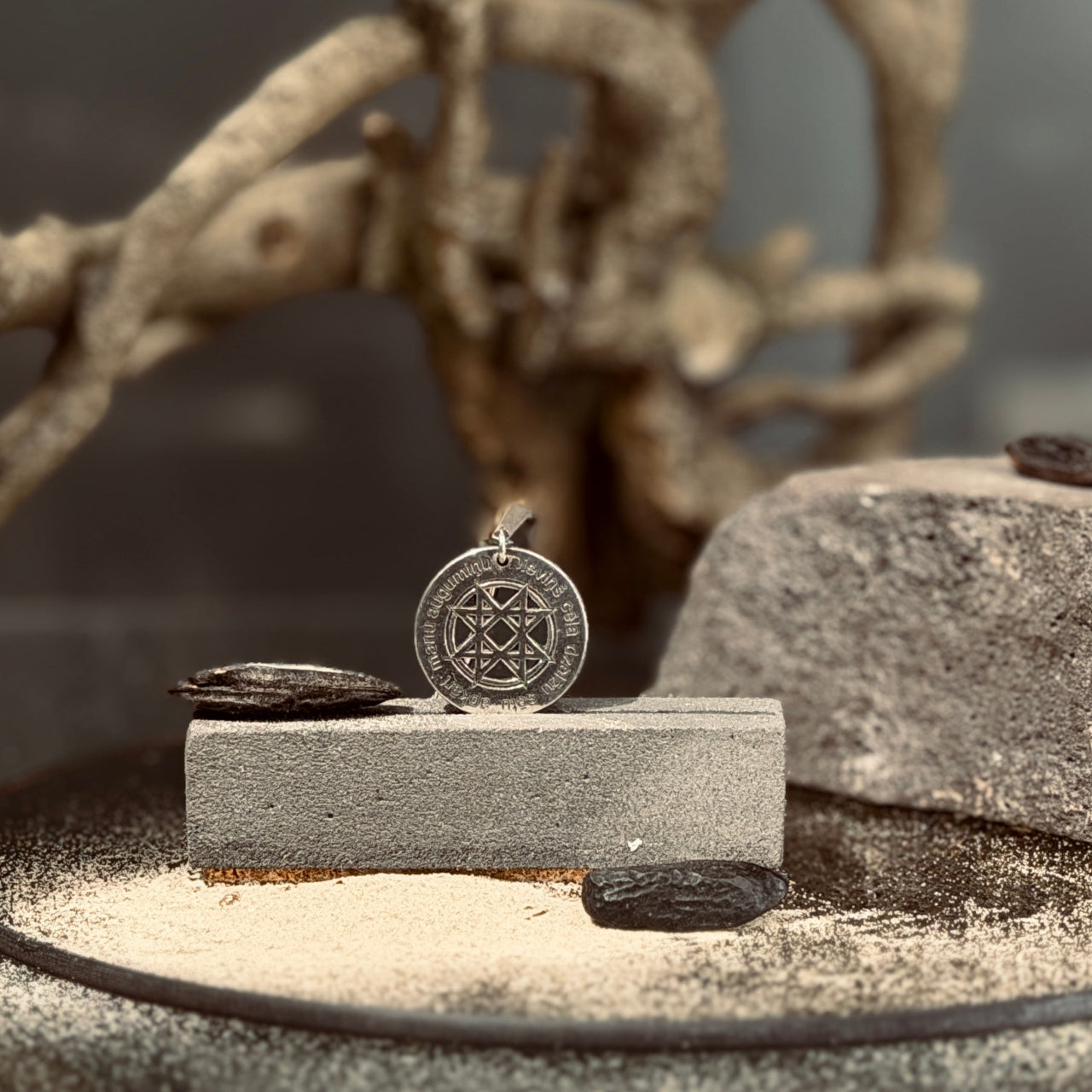 Divpusējs sudraba kulons ar SPĒKA VĀRDIEM