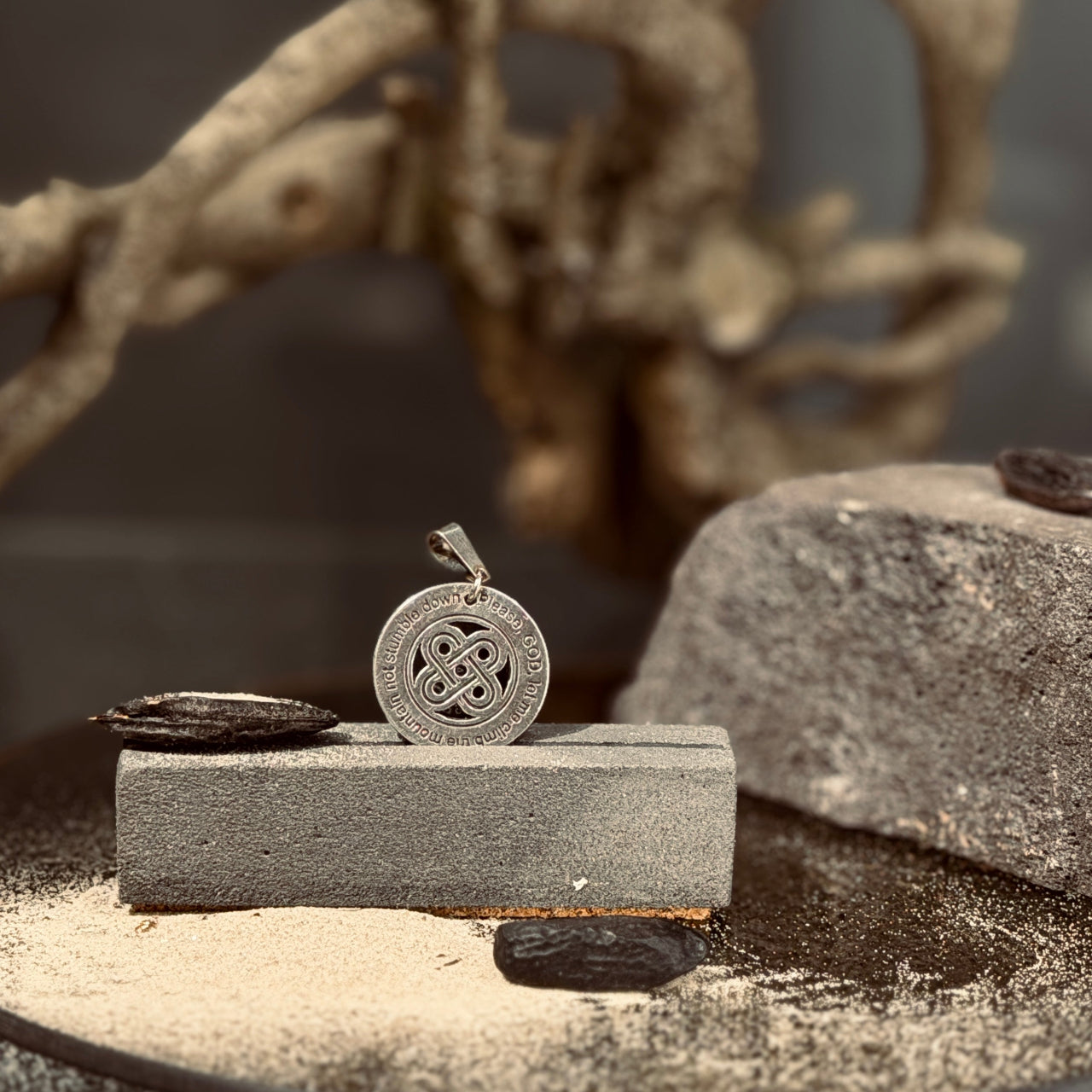 Divpusējs sudraba kulons LATVIEŠU SPĒKA ZĪMES