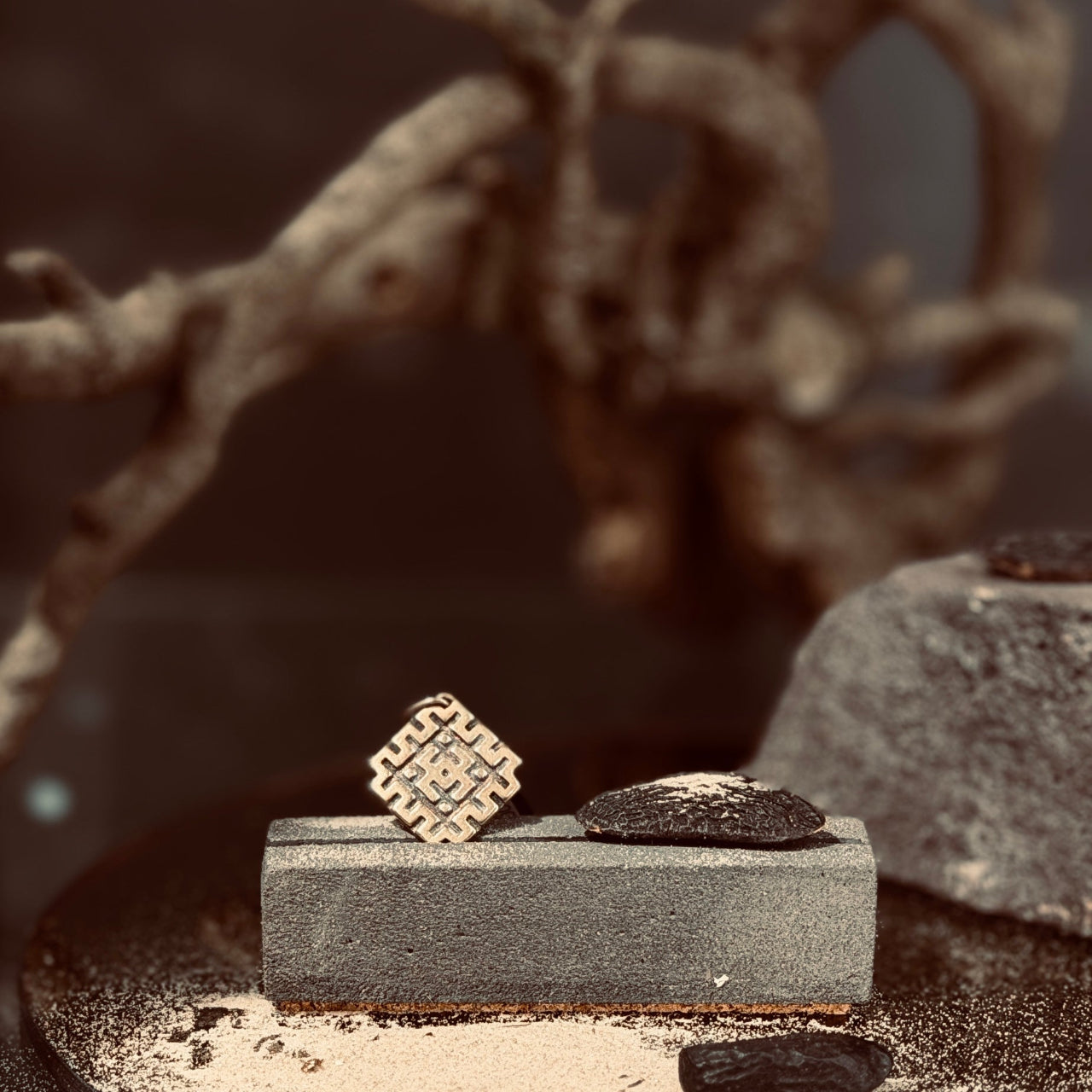 Bronzas kuloni Latviešu spēka zīmes rāmī