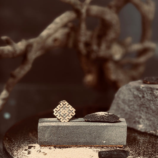 Bronzas kuloni Latviešu spēka zīmes rāmī