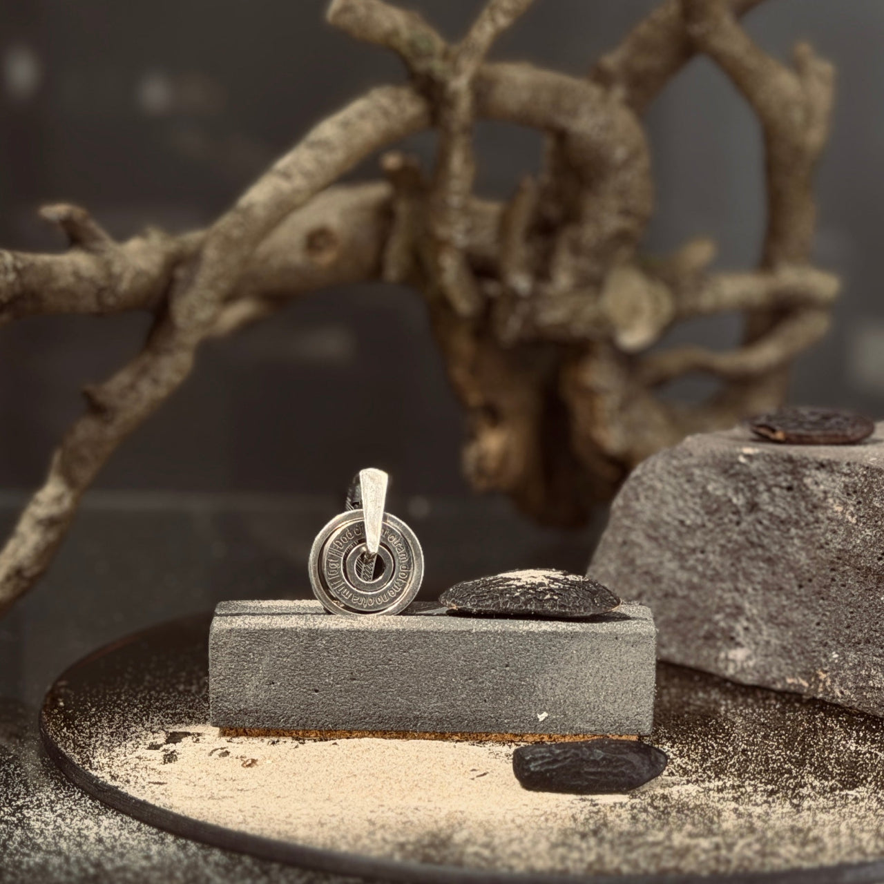 Divpusējs kulons ar SPĒKA VĀRDIEM