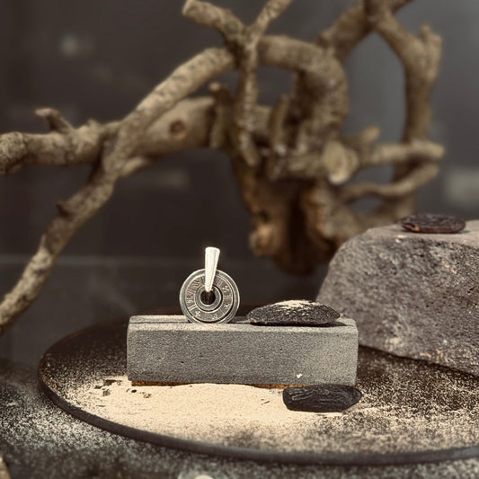 Divpusējs kulons ar SPĒKA VĀRDIEM