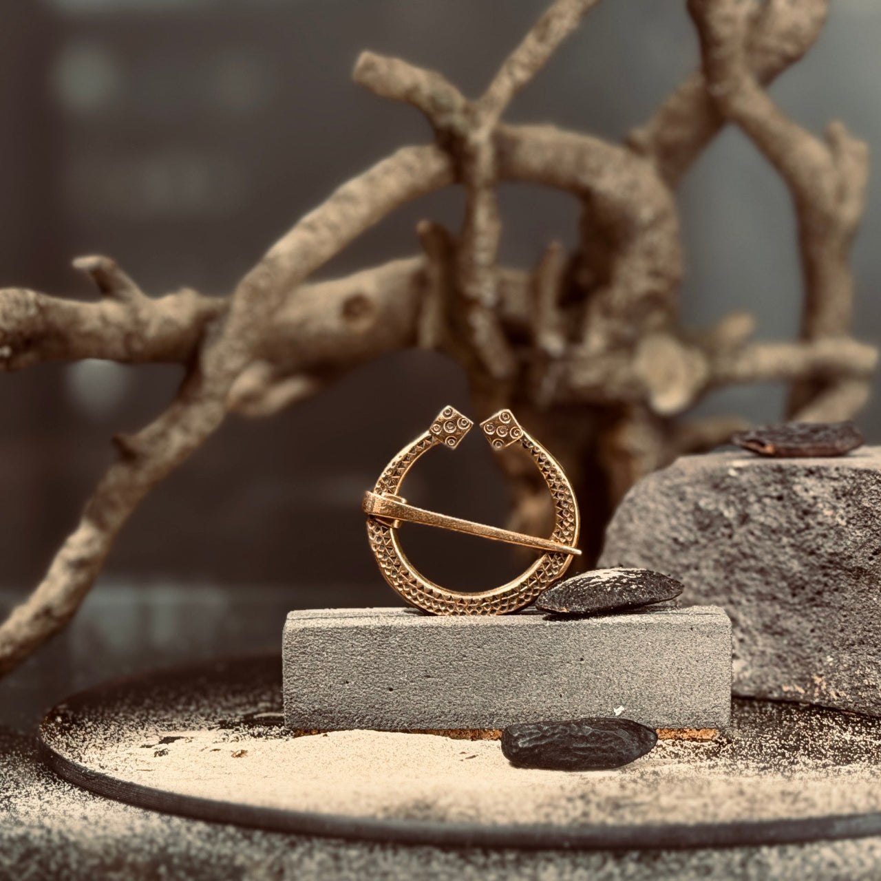 Bronzas Pakavsakta ar KAULIŅU galvām