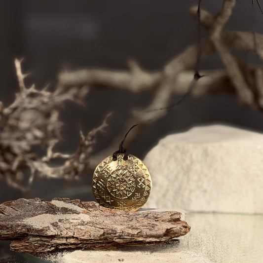 ARHEOLOĢISKIE misiņa kuloni ar ādas aukliņu