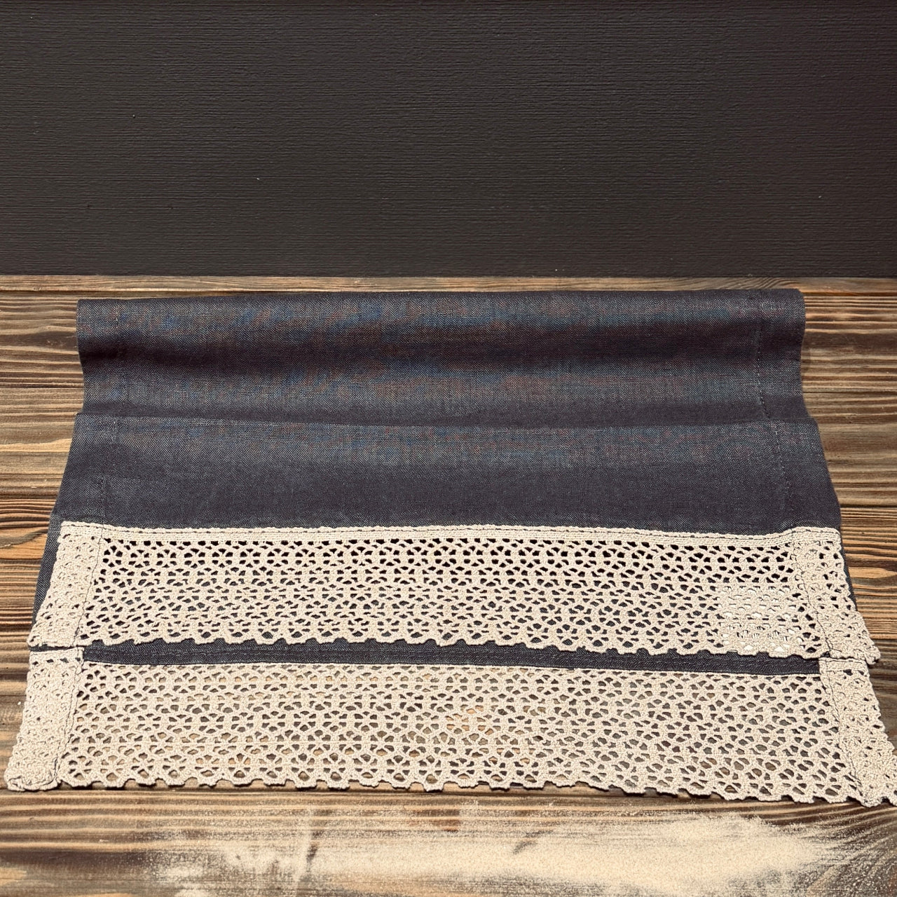 Lina galda celiņš "ASFALTS" ar šūnas mežģīni