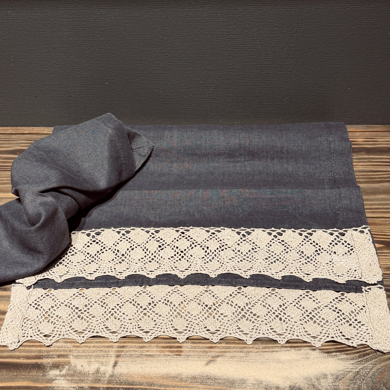 Lina galda celiņš "ASFALTS" ar retro mežģīni