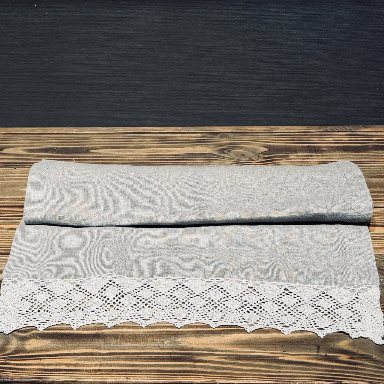 Lina galda celiņš "SUDRABEGLE" ar retro mežģīni