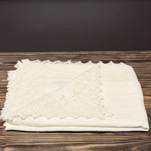 Lina galdauts PIENEŅPŪKA ar retro mežģīni