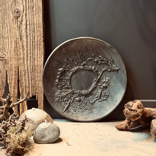 Melnās keramikas lēzena bļoda ZIEDU VAINAGS