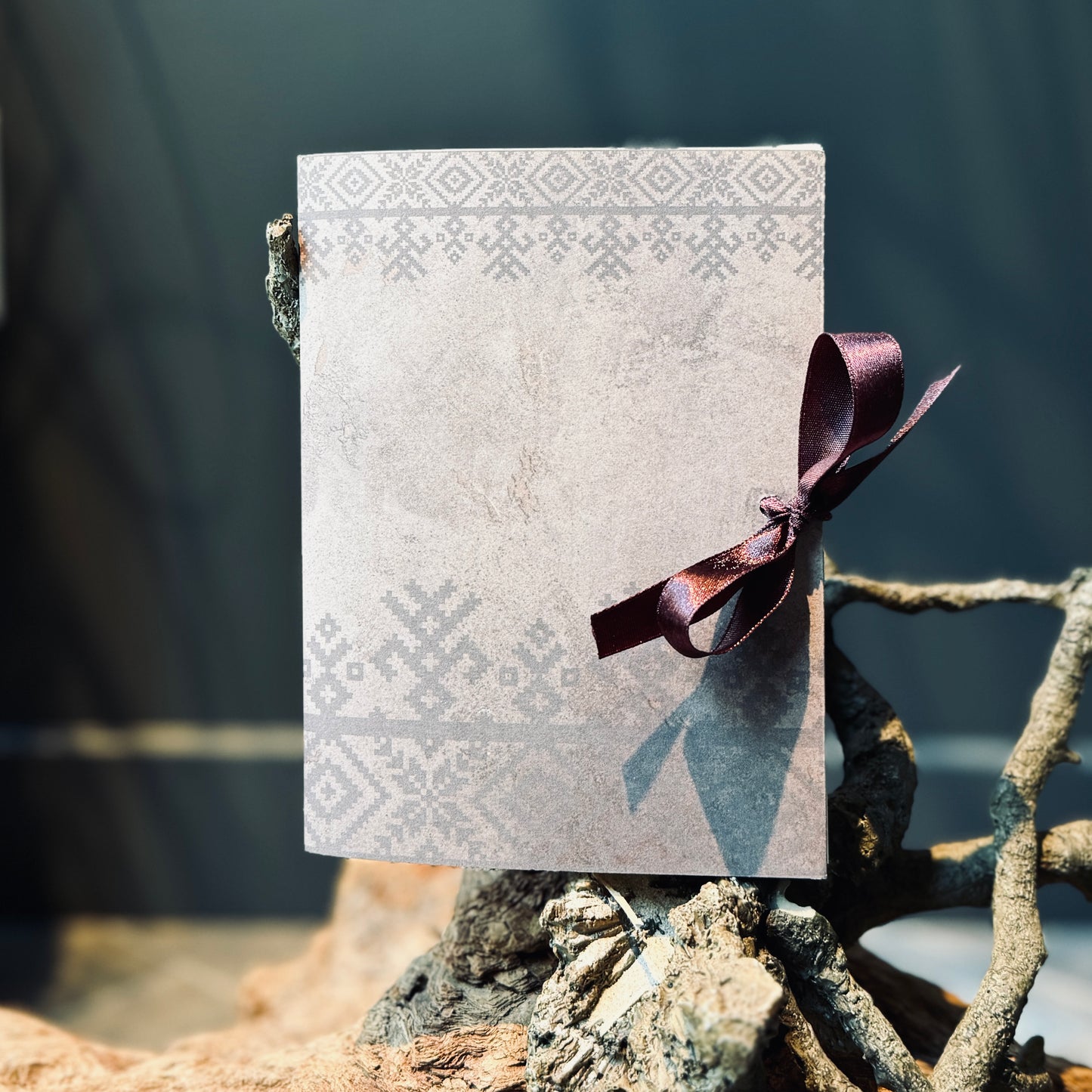 Piezīmju blociņš RAKSTU RAKSTOS ar lentu