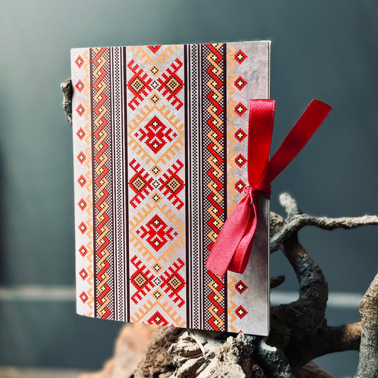 Piezīmju blociņš RAKSTU RAKSTOS ar lentu