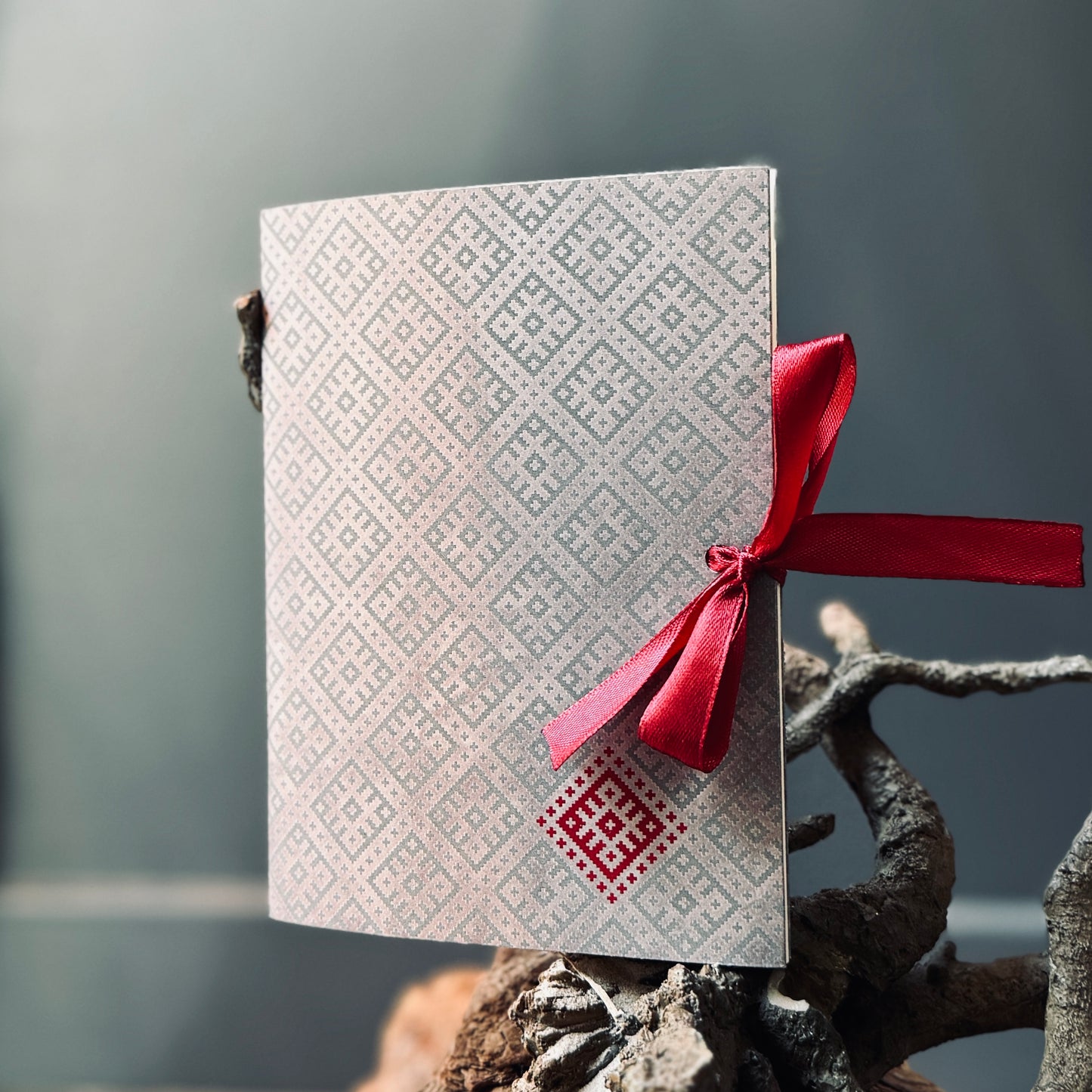 Piezīmju blociņš RAKSTU RAKSTOS ar lentu