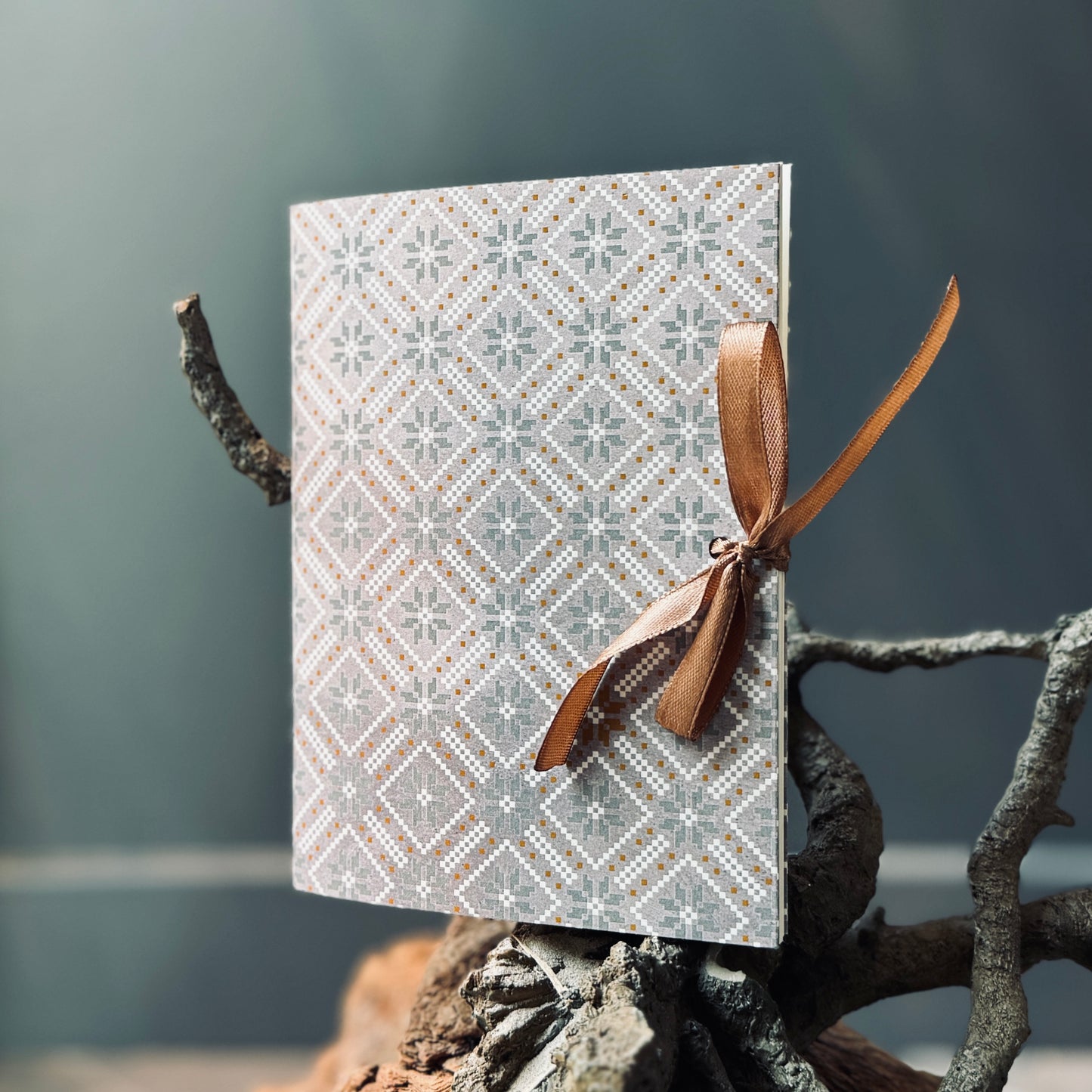 Piezīmju blociņš RAKSTU RAKSTOS ar lentu