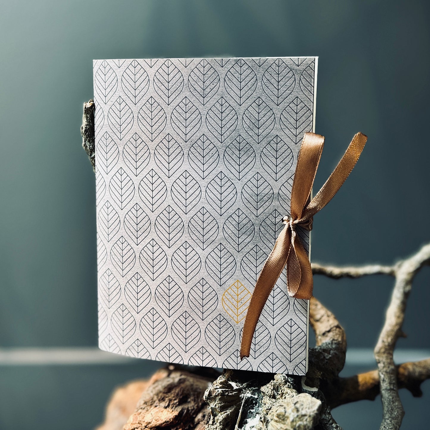 Piezīmju blociņš RAKSTU RAKSTOS ar lentu