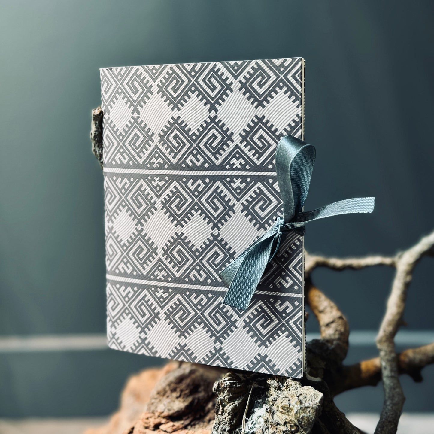 Piezīmju blociņš RAKSTU RAKSTOS ar lentu