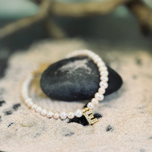 Balto pērļu rokassprādzes ar APZELTĪTU INICIĀLI