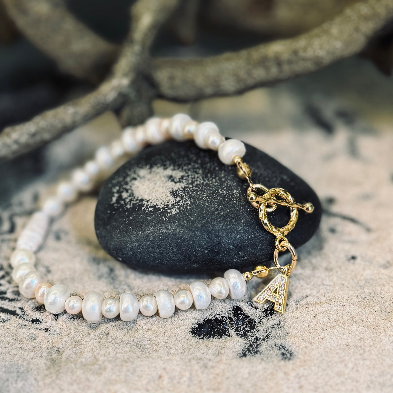 Balto pērļu rokassprādzes ar APZELTĪTU INICIĀLI