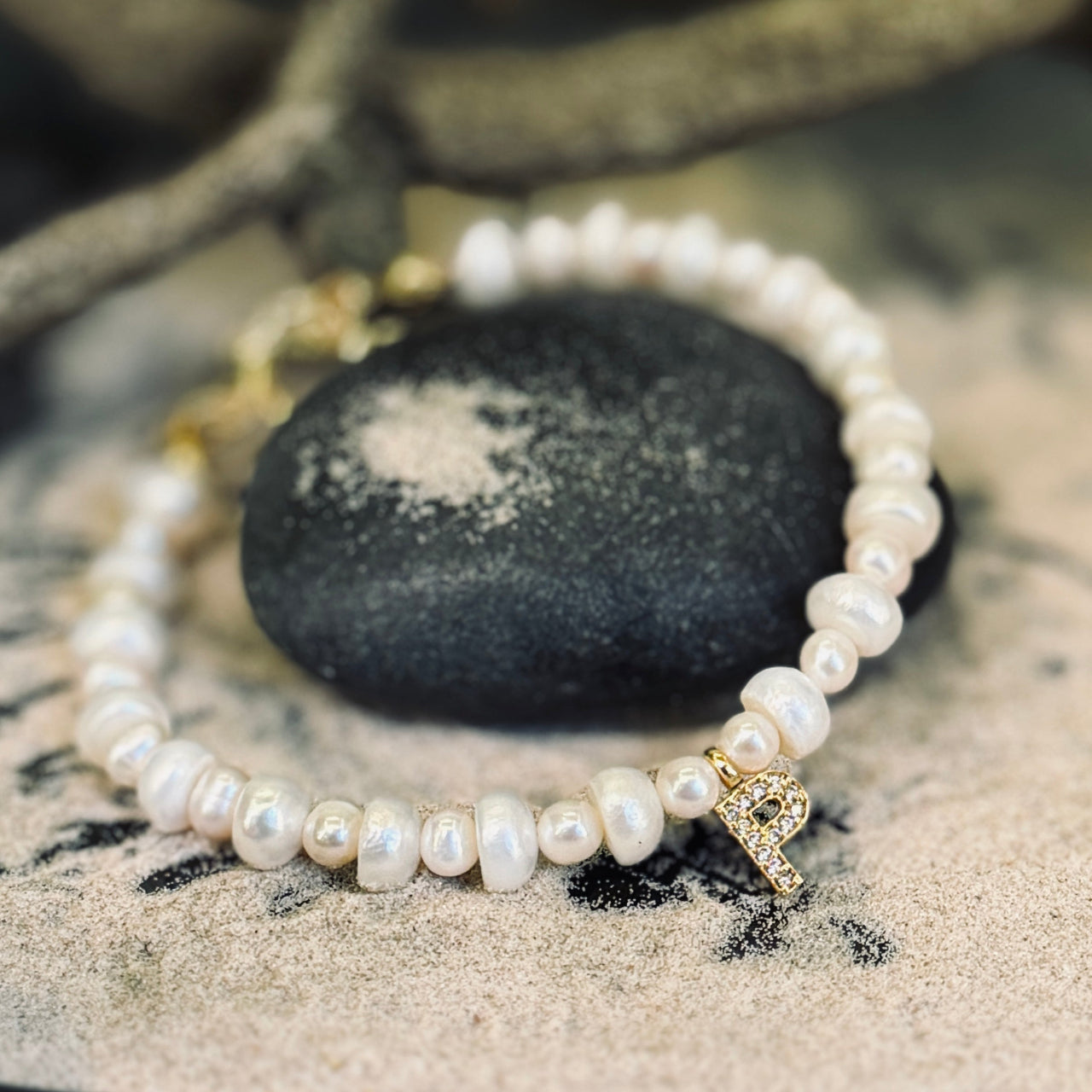 Balto pērļu rokassprādzes ar APZELTĪTU INICIĀLI