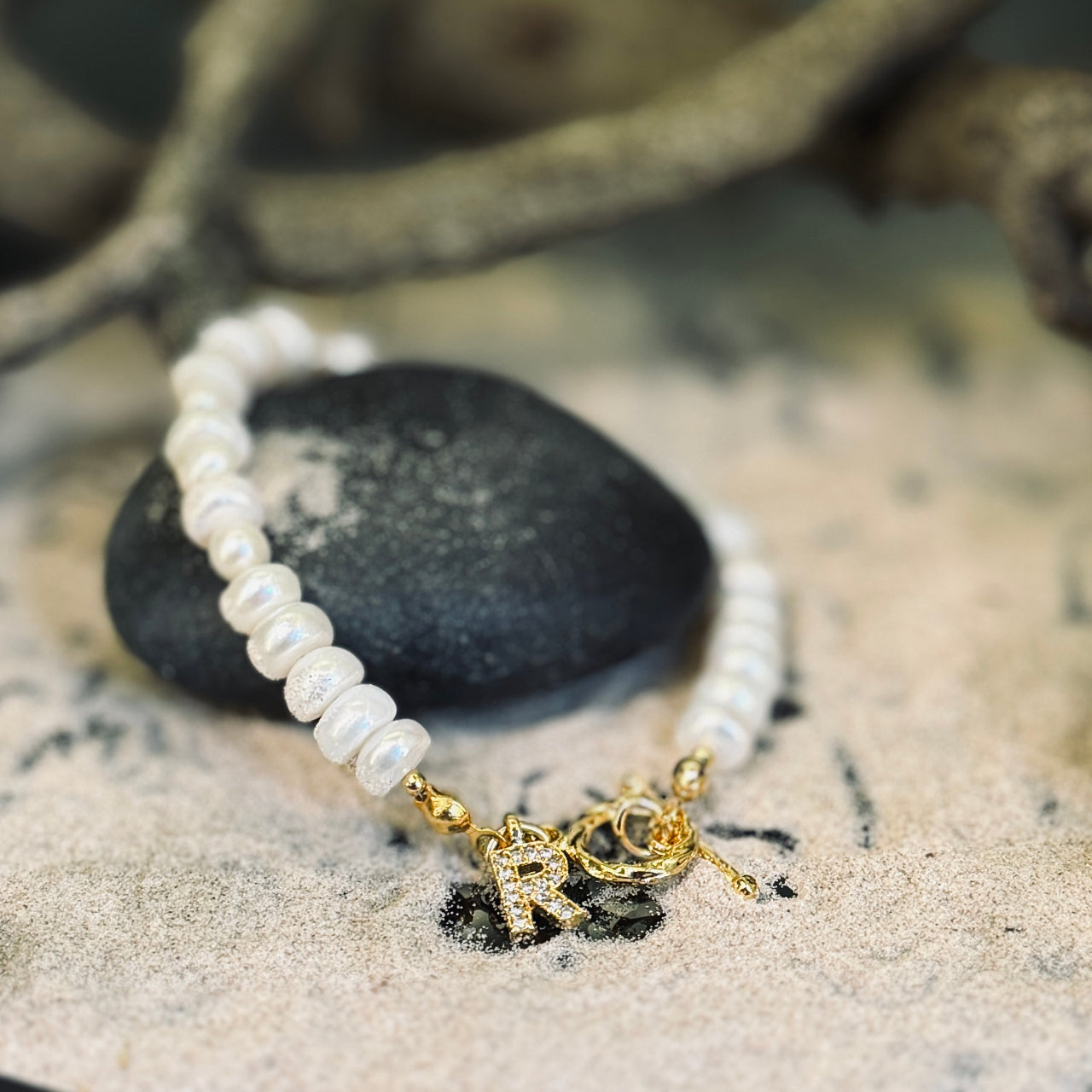 Balto pērļu rokassprādzes ar APZELTĪTU INICIĀLI