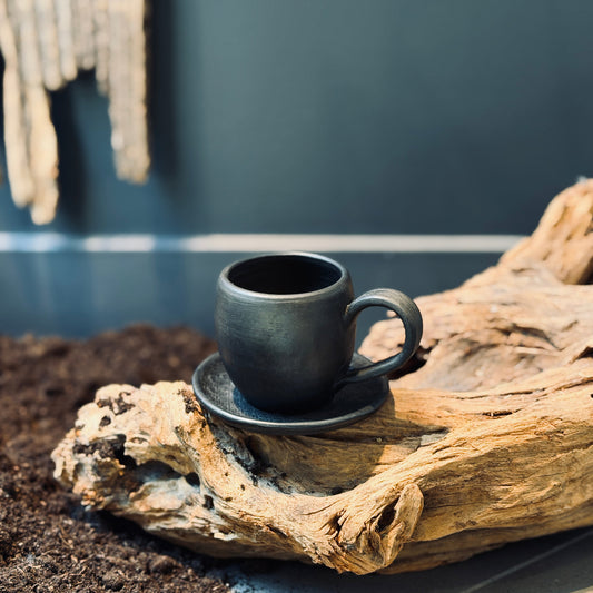 Melnās keramikas ESPRESSO kruzīte ar apakštasīti