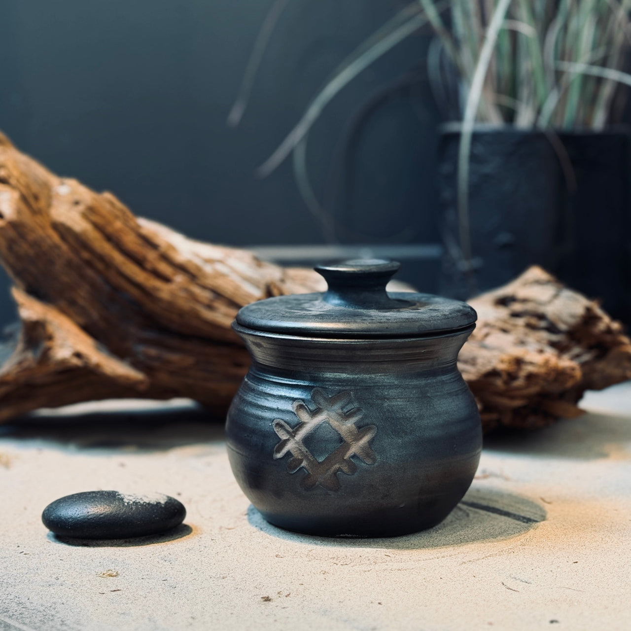 Melni keramikas trauki ar vāku LATVIEŠU SPĒKA ZĪMES
