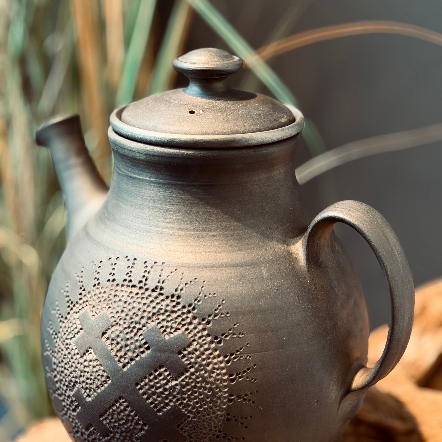 Melnās keramikas tējkanna MĀRAS KRUSTS
