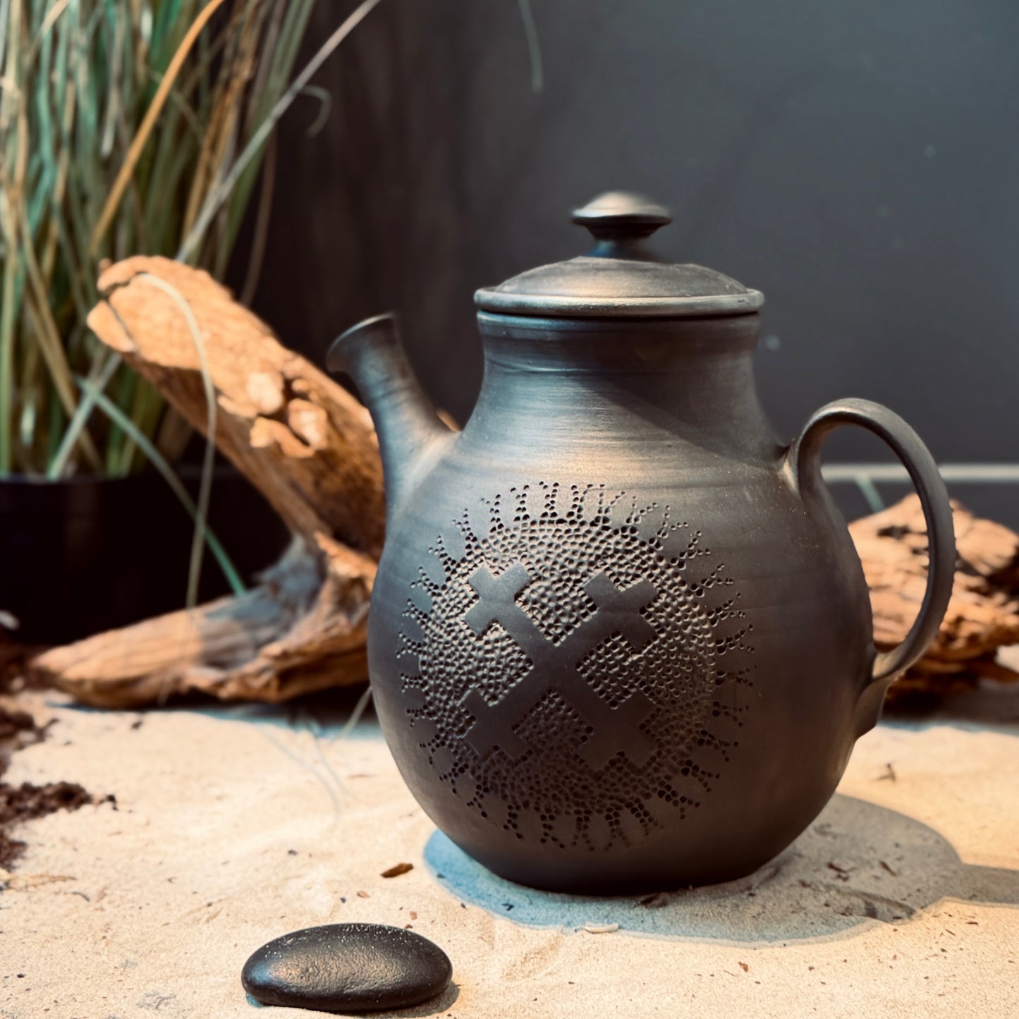 Melnās keramikas tējkanna MĀRAS KRUSTS