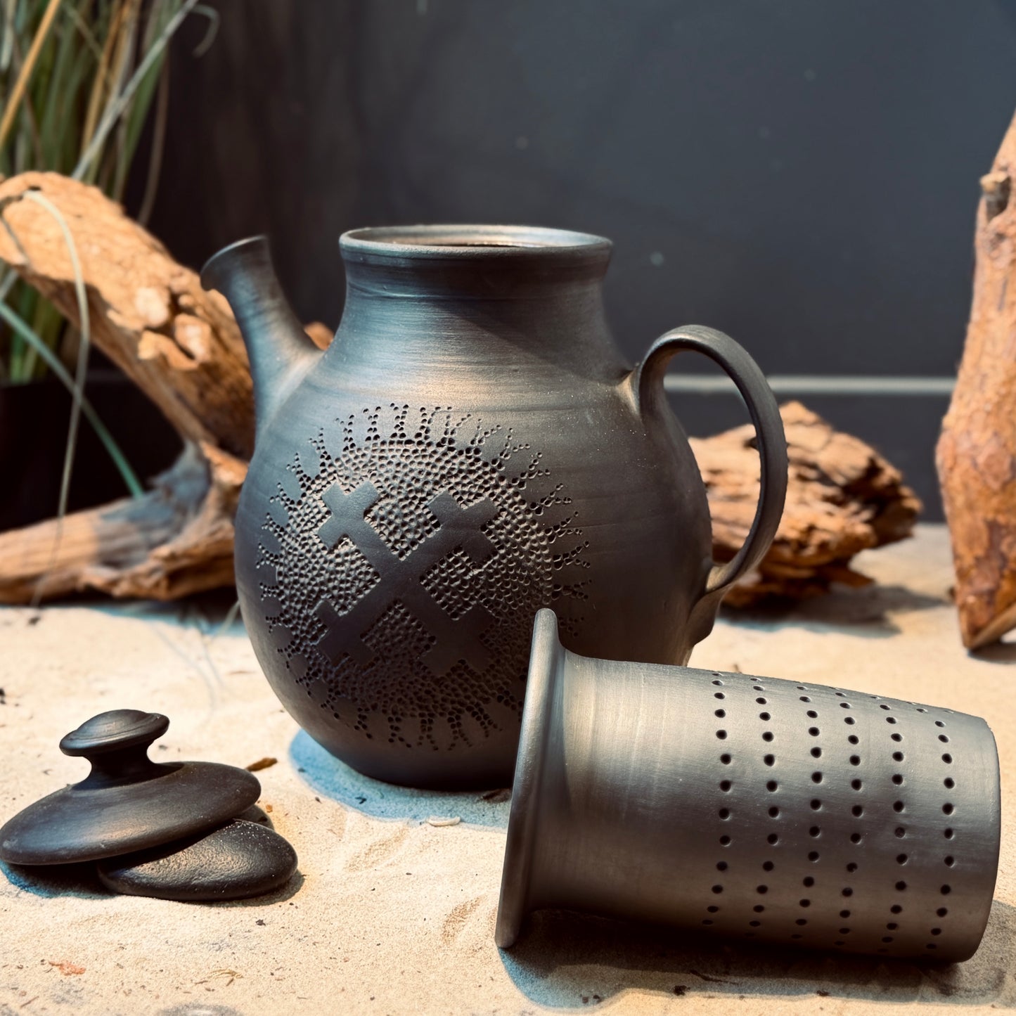 Melnās keramikas tējkanna MĀRAS KRUSTS