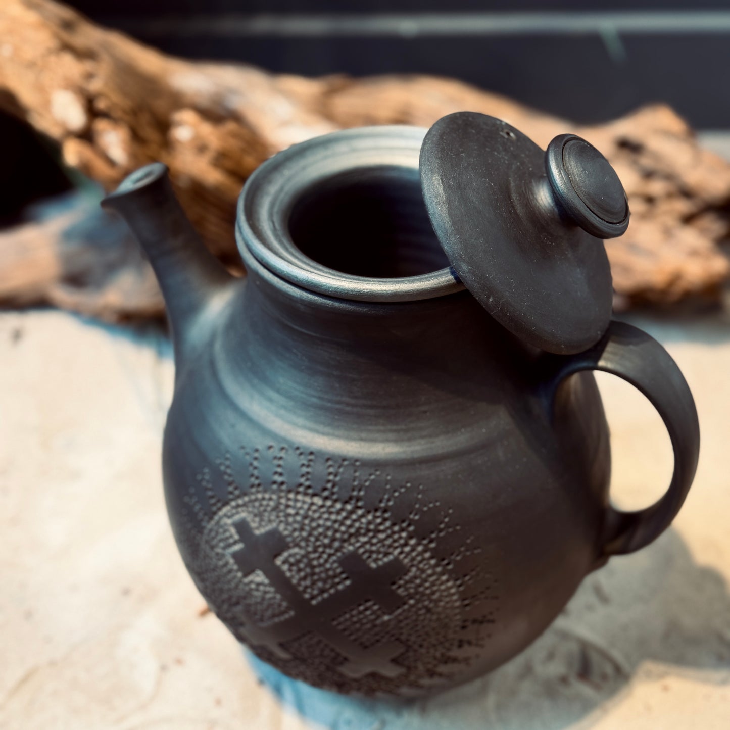 Melnās keramikas tējkanna MĀRAS KRUSTS