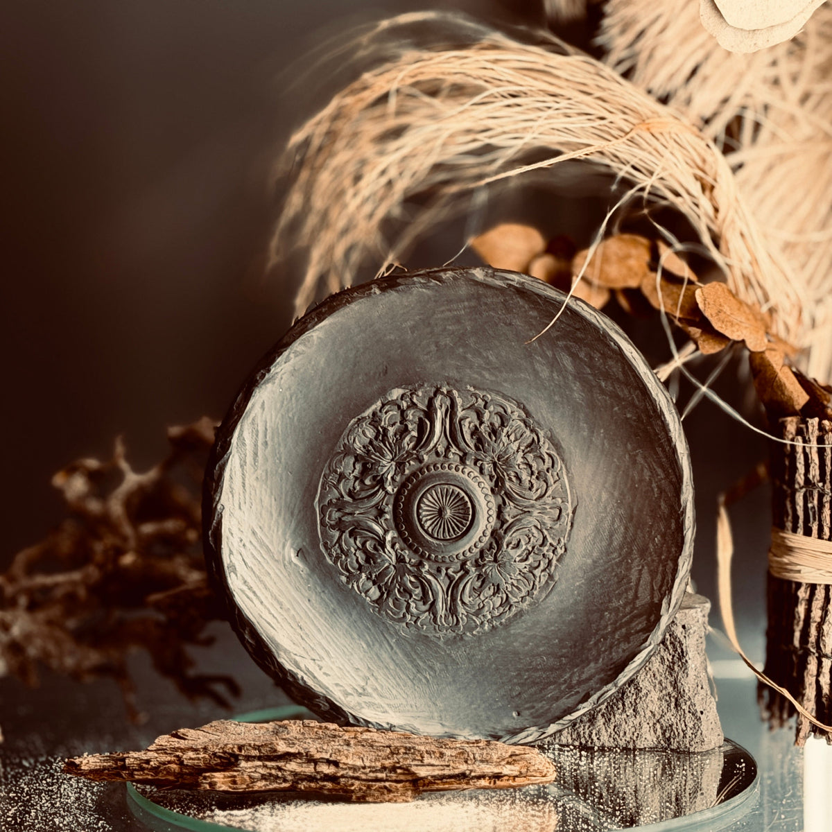 Melnās keramikas šķīvītis MANDALA