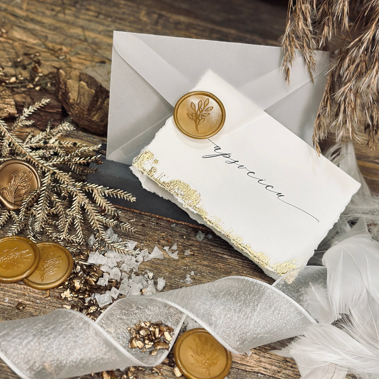 Rokām plēsta maza apsveikuma kartīte APSVEICU