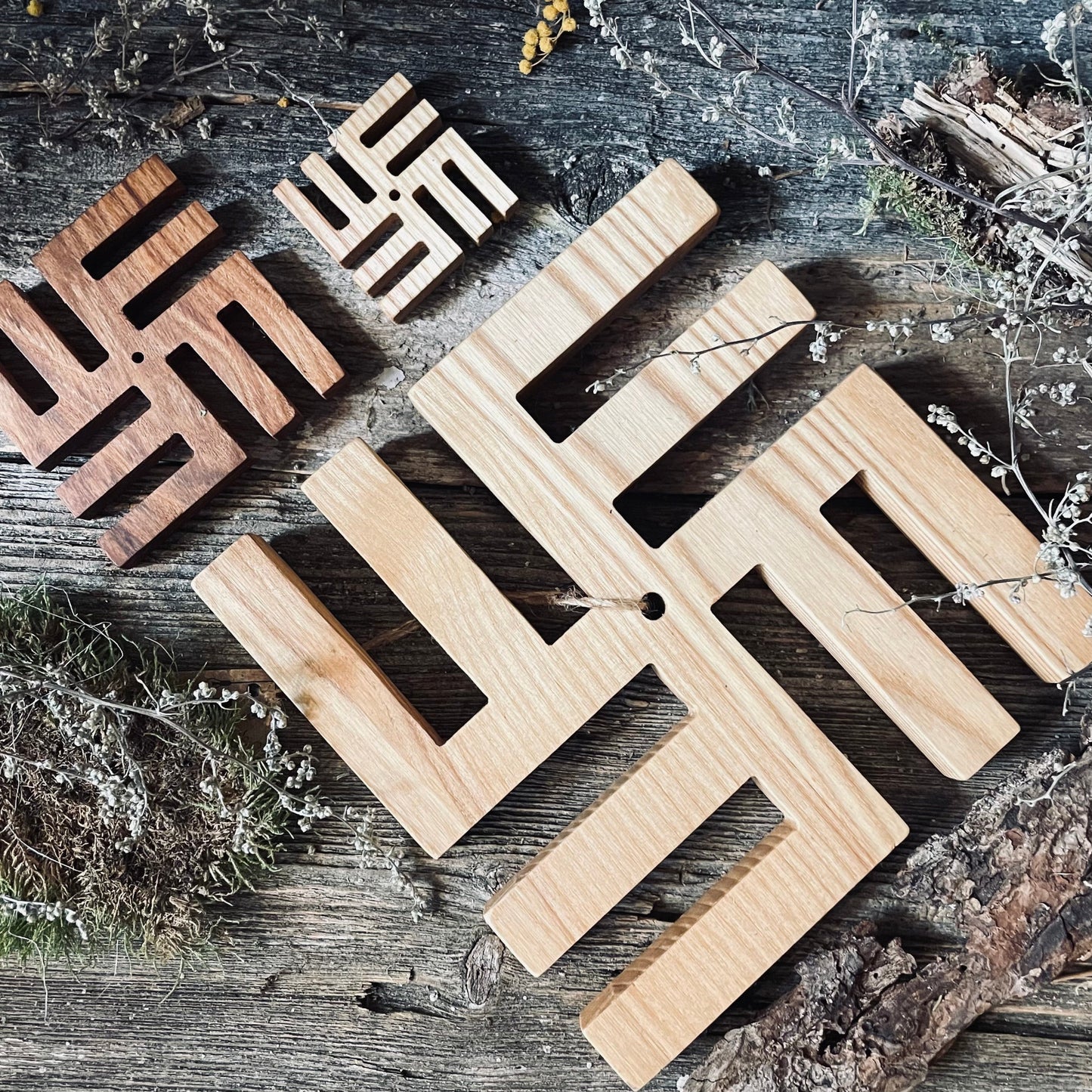 Latviešu spēka koka zīme UGUNSKRUSTS