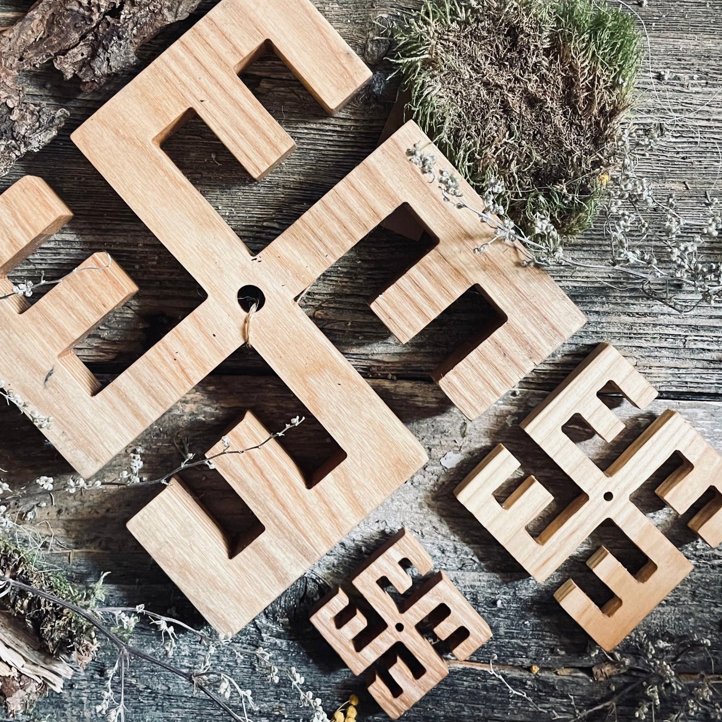 Latviešu spēka koka zīme UGUNSKRUSTS