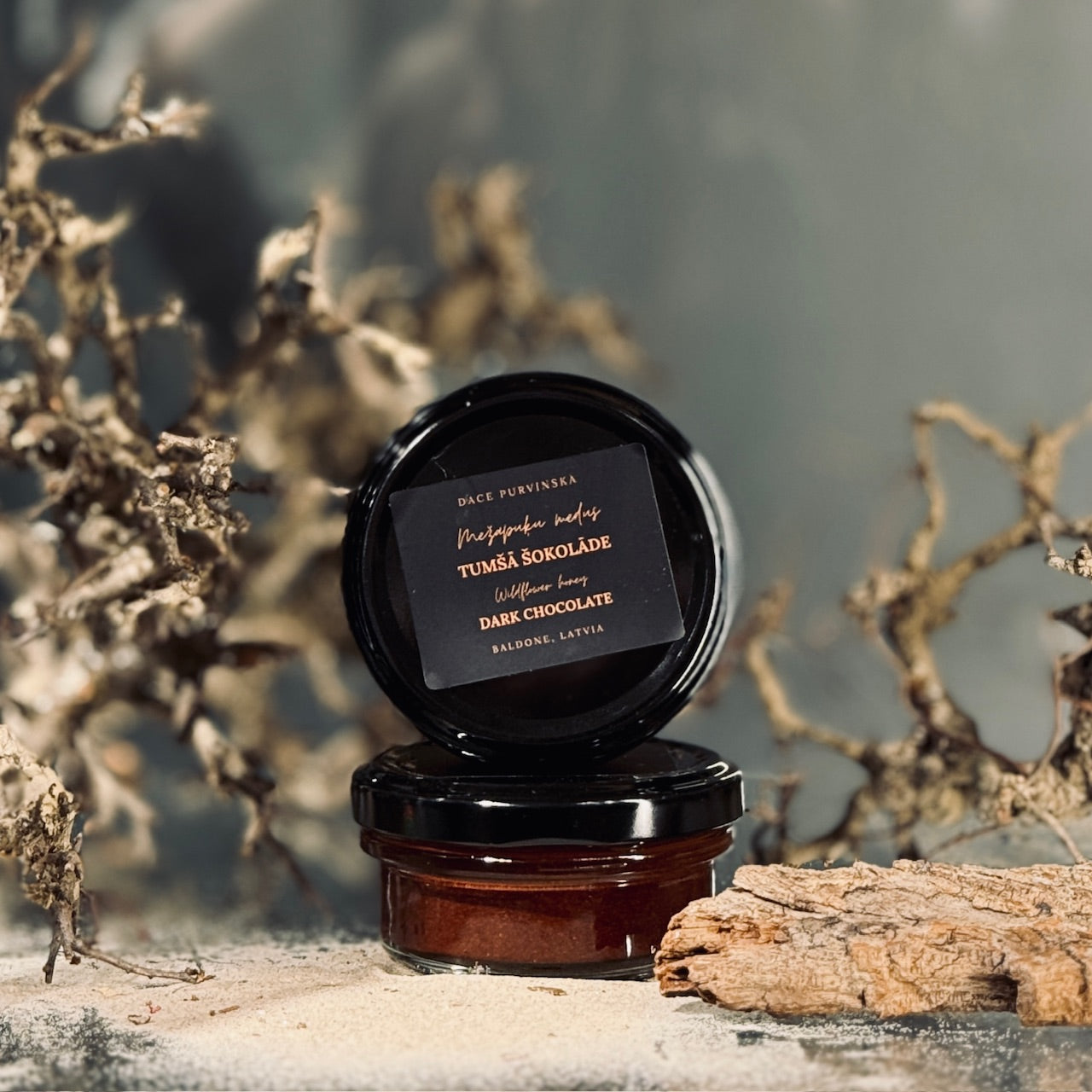 Mežapuķu putots mnedus TUMŠĀ ŠOKOLĀDE