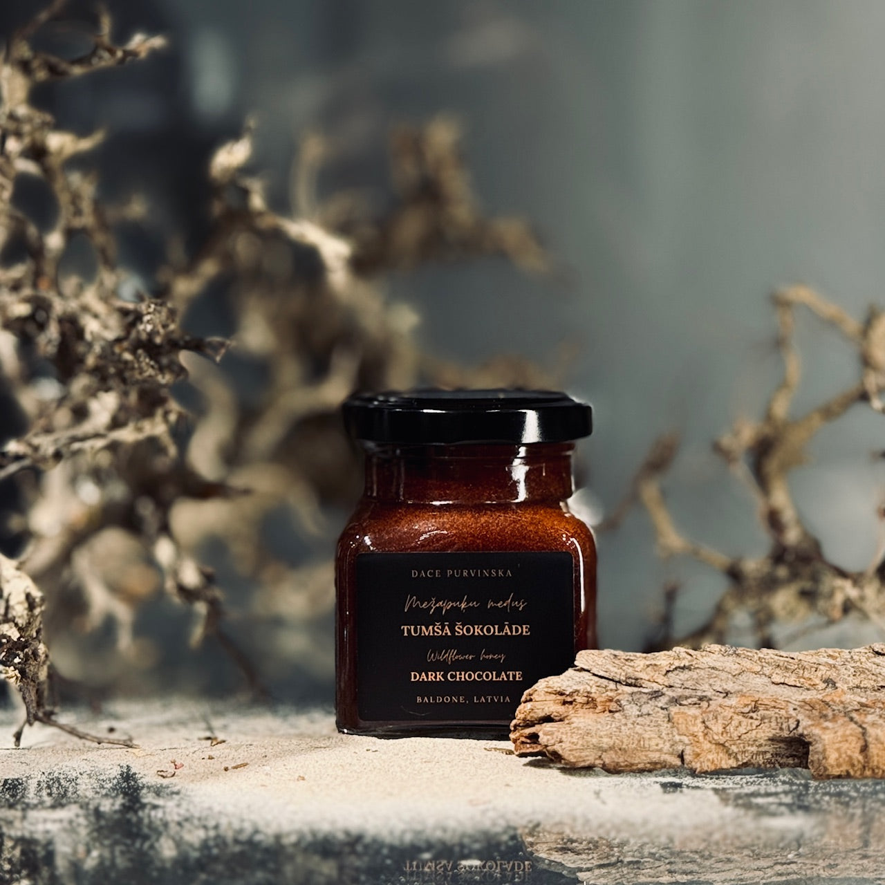 Mežapuķu putots mnedus TUMŠĀ ŠOKOLĀDE