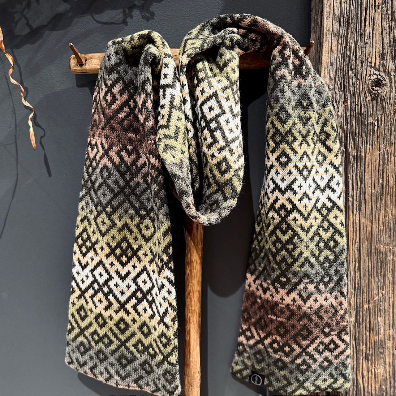 Adītas šalles RAKSTU RAKSTOS ar atvērtiem galiem