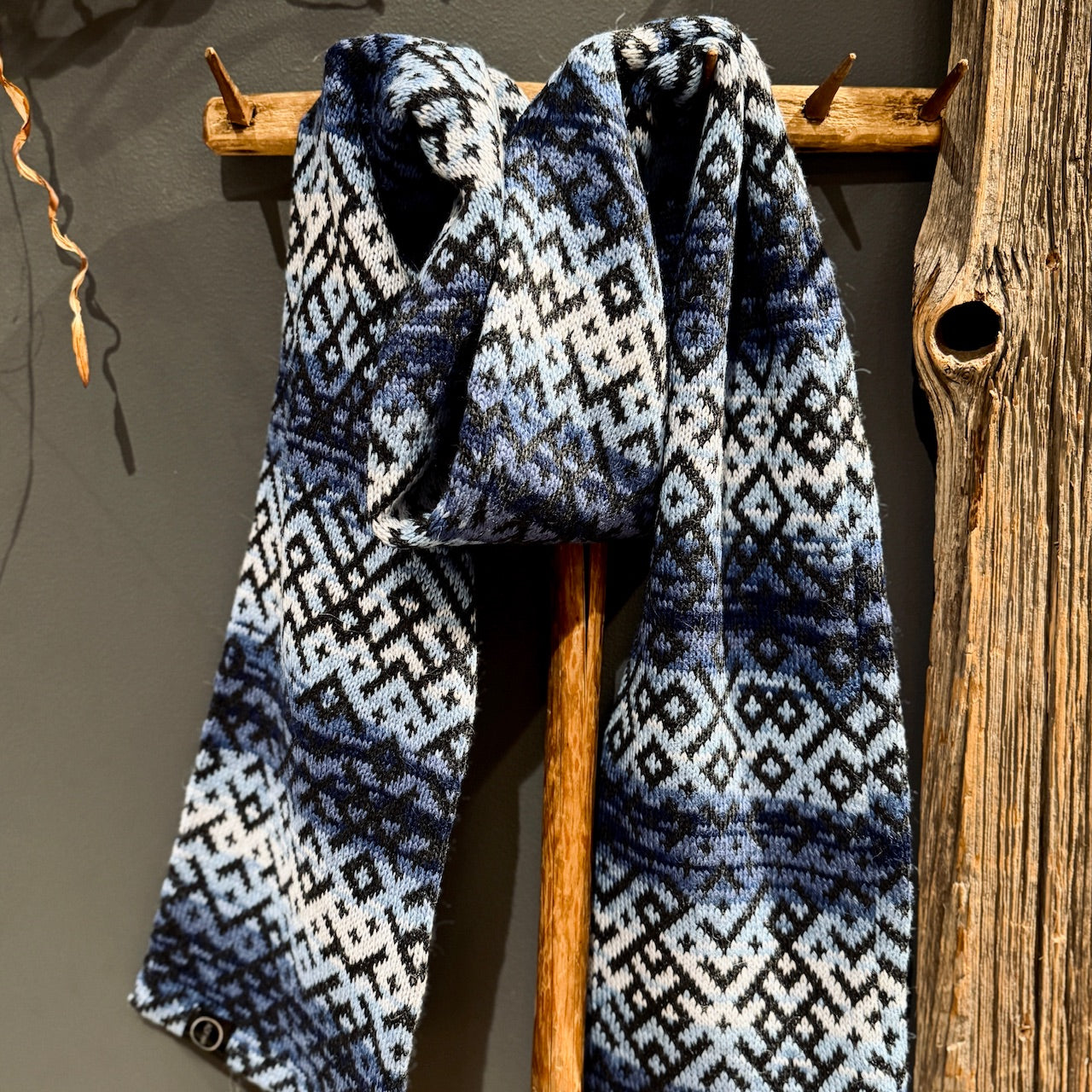 Adītas šalles RAKSTU RAKSTOS ar atvērtiem galiem