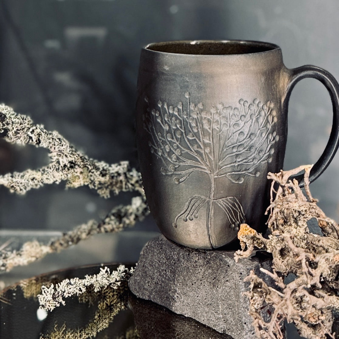 Melnās keramikas krūze PĪLĀDZIS