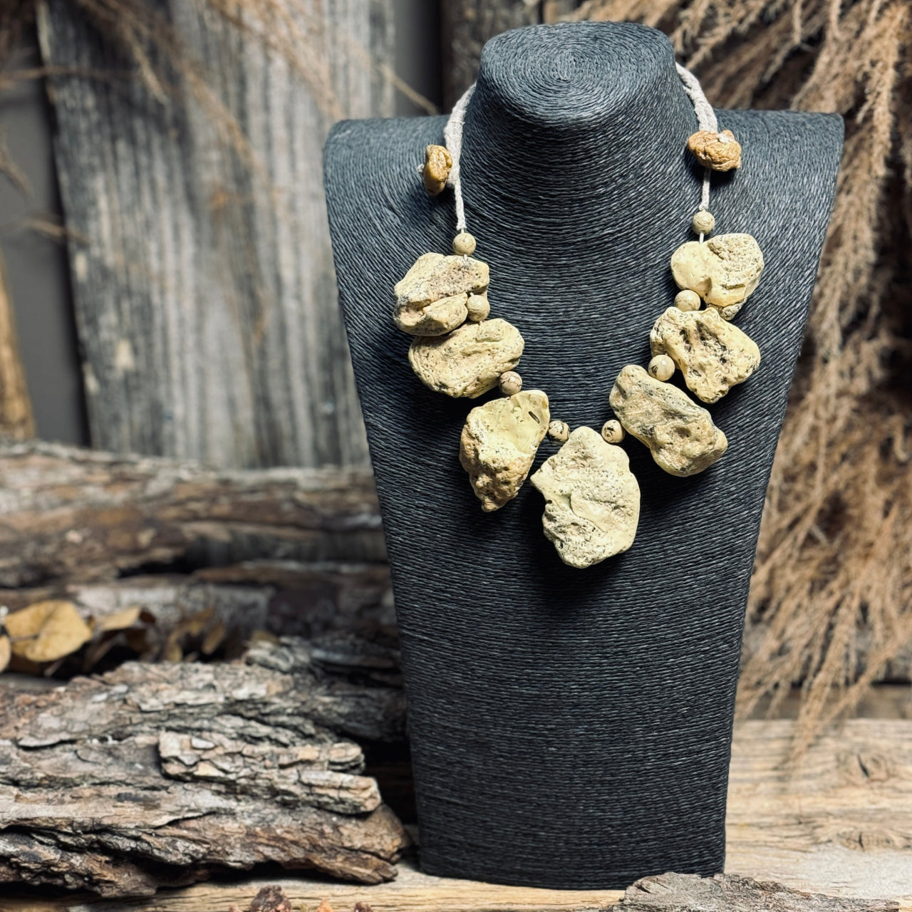 Neapstrādāta dzintara krelles