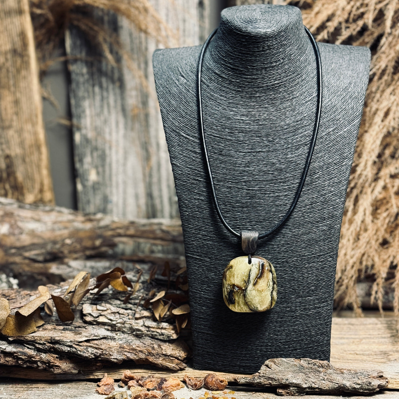 Dzintara kuloni LĀSE ar ozolkoka elementiem