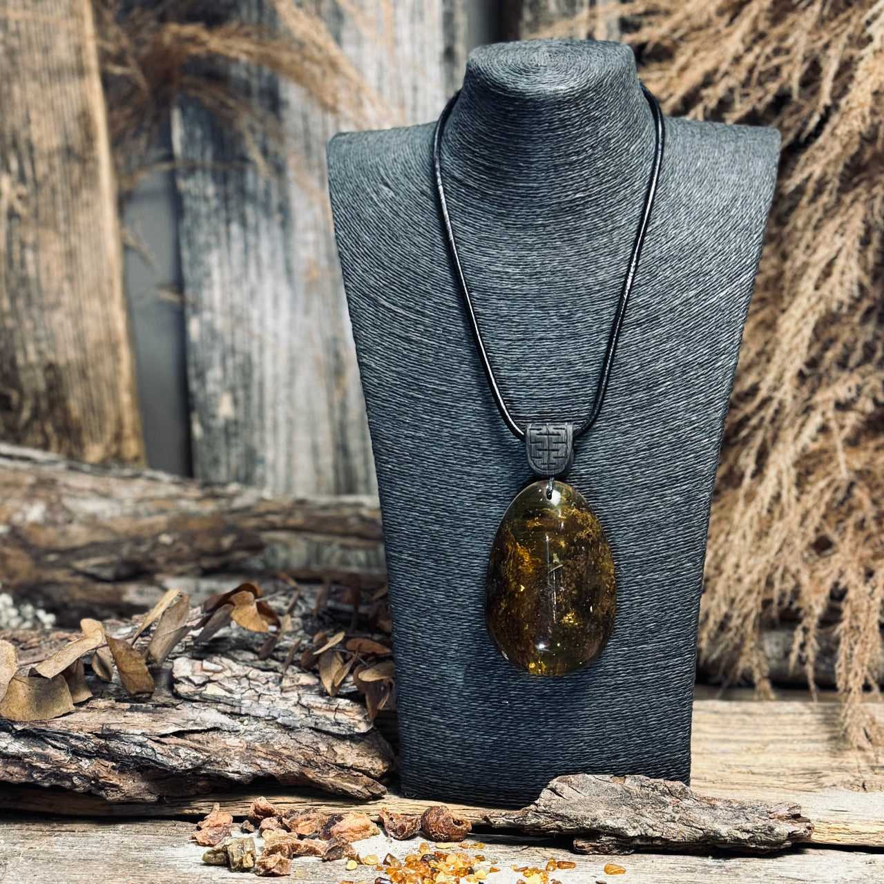 Dzintara kuloni LĀSE ar ozolkoka elementiem