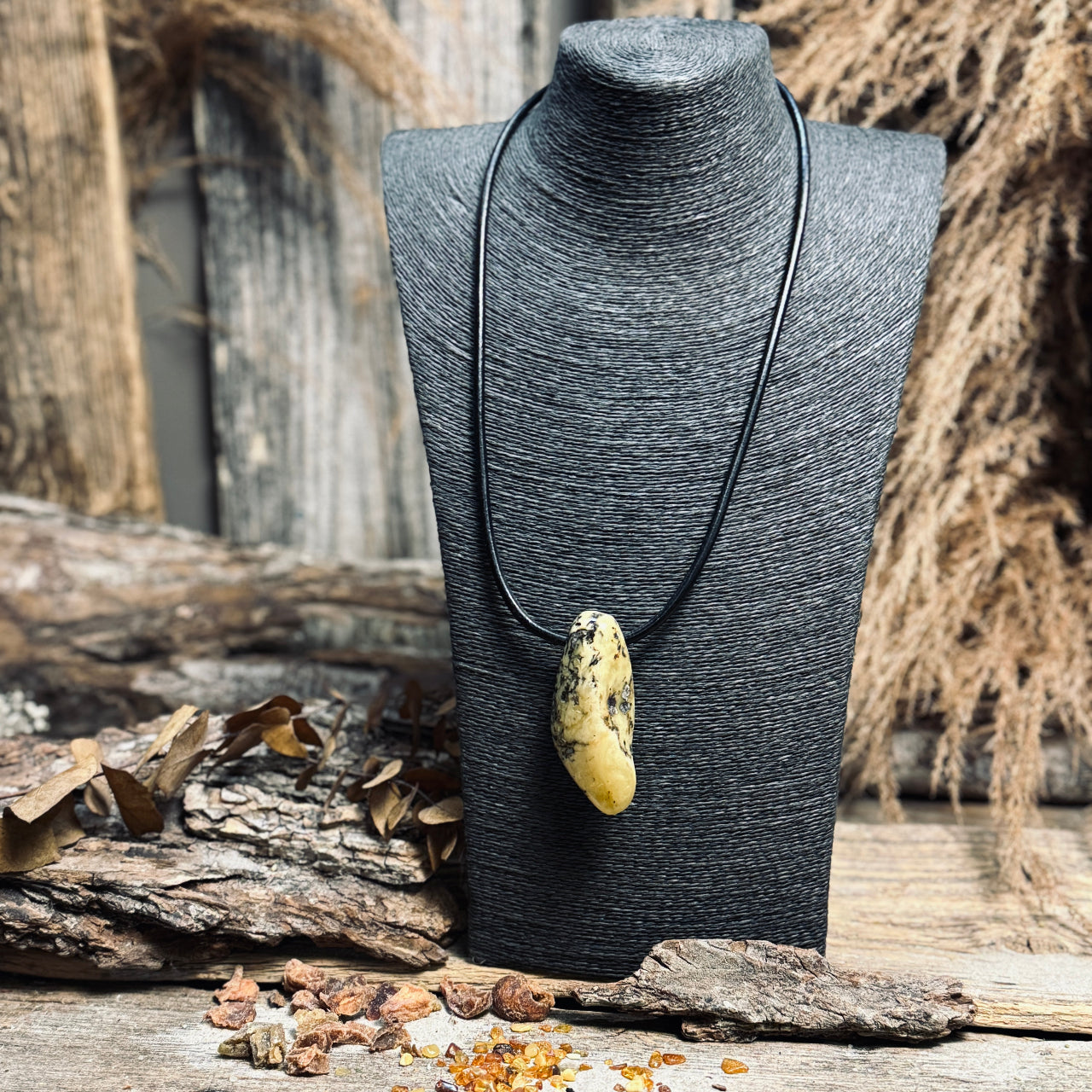 Dzintara kuloni LĀSE ar ozolkoka elementiem