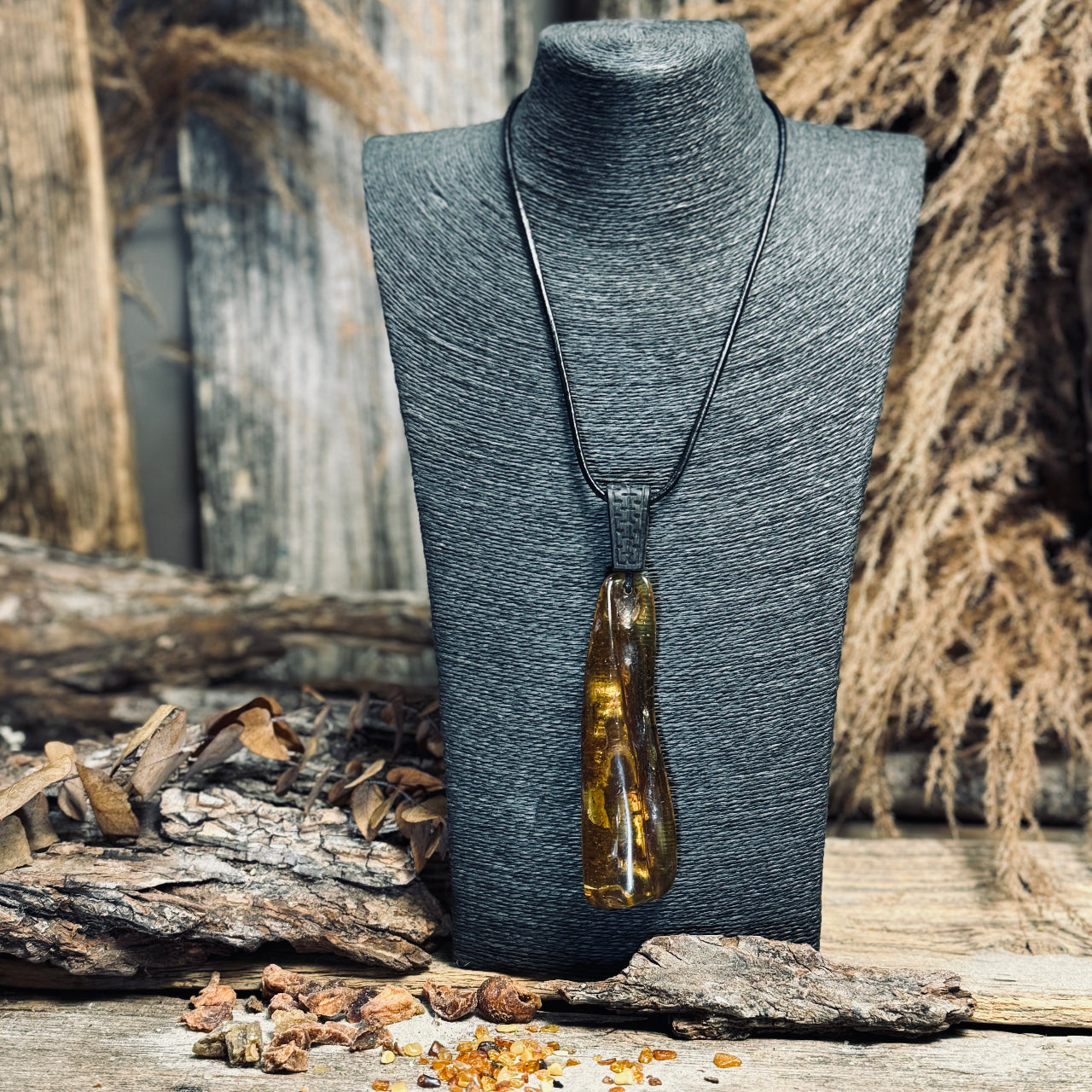 Dzintara kuloni LĀSE ar ozolkoka elementiem