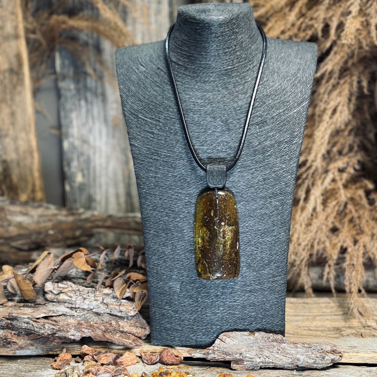 Dzintara kuloni LĀSE ar ozolkoka elementiem